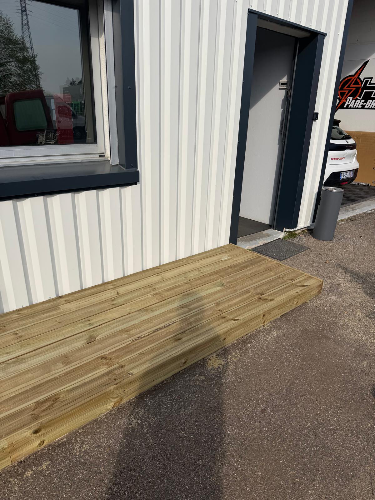 Terrasse en pin — Entrée