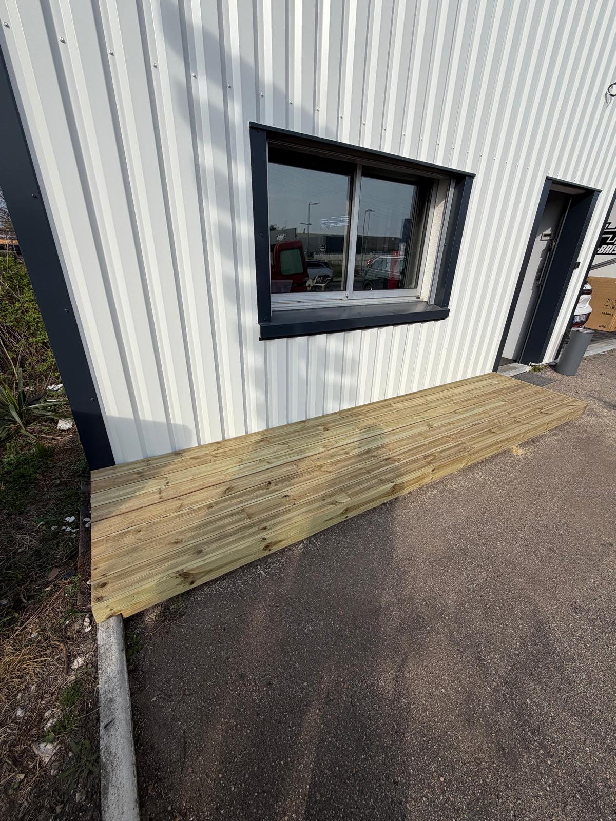 Terrasse en pin — Façade vitrée