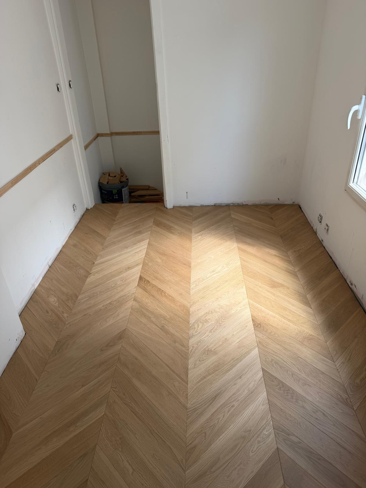 Parquet pointe de Hongrie collé — Pièce claire