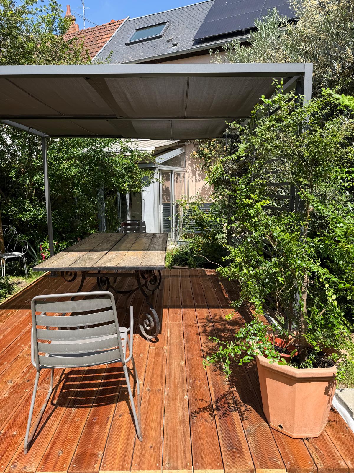 Terrasse en pin — Jardin sous pergola