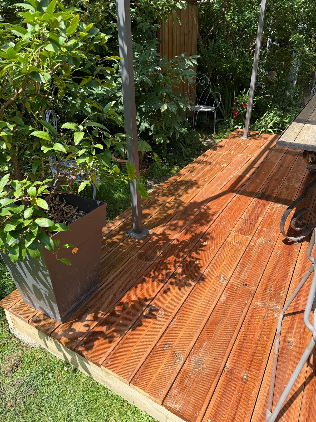 Terrasse en pin — Coin végétalisé